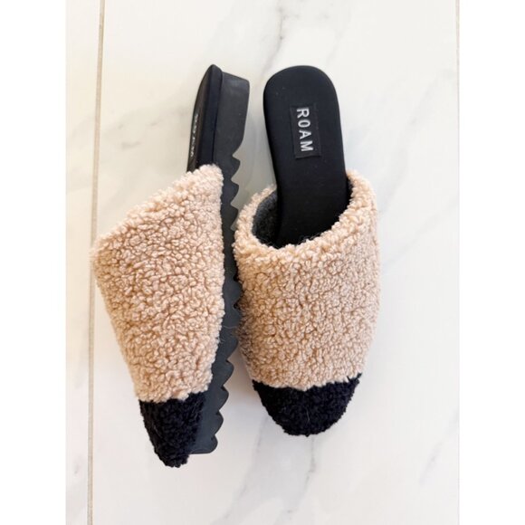 ROAM Shearling Slippers Mules Slides Sz 6 Tan/Black - Picture 1 of 8